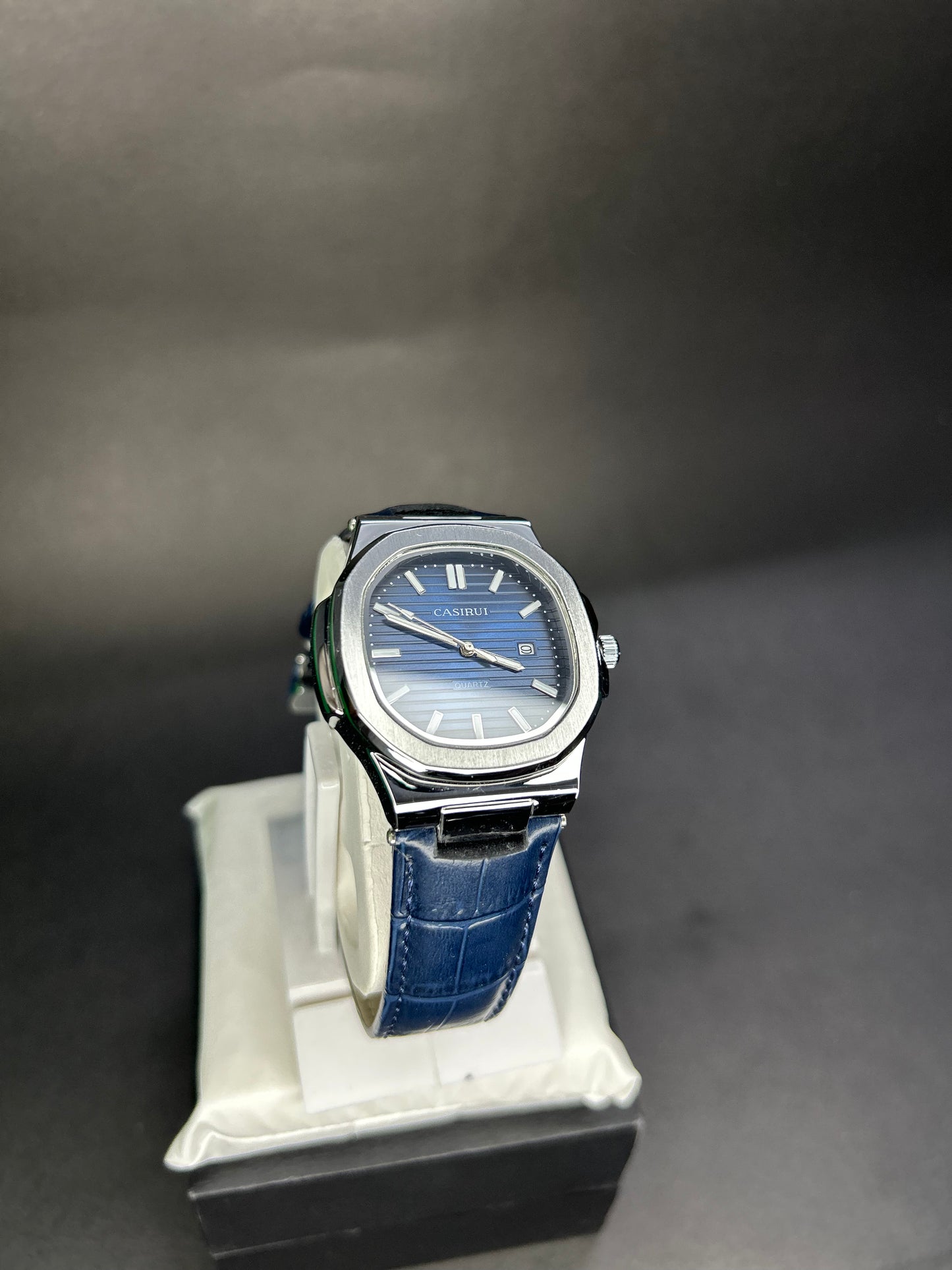 Quartz Casirui blue dial with textured blue strap and date
