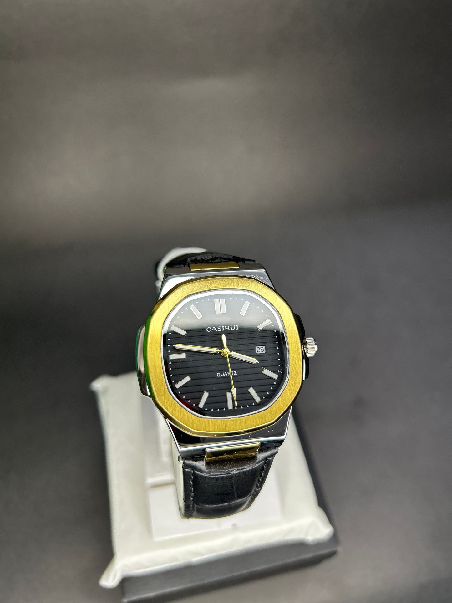 Quartz Casirui with black dial and textured straps with date