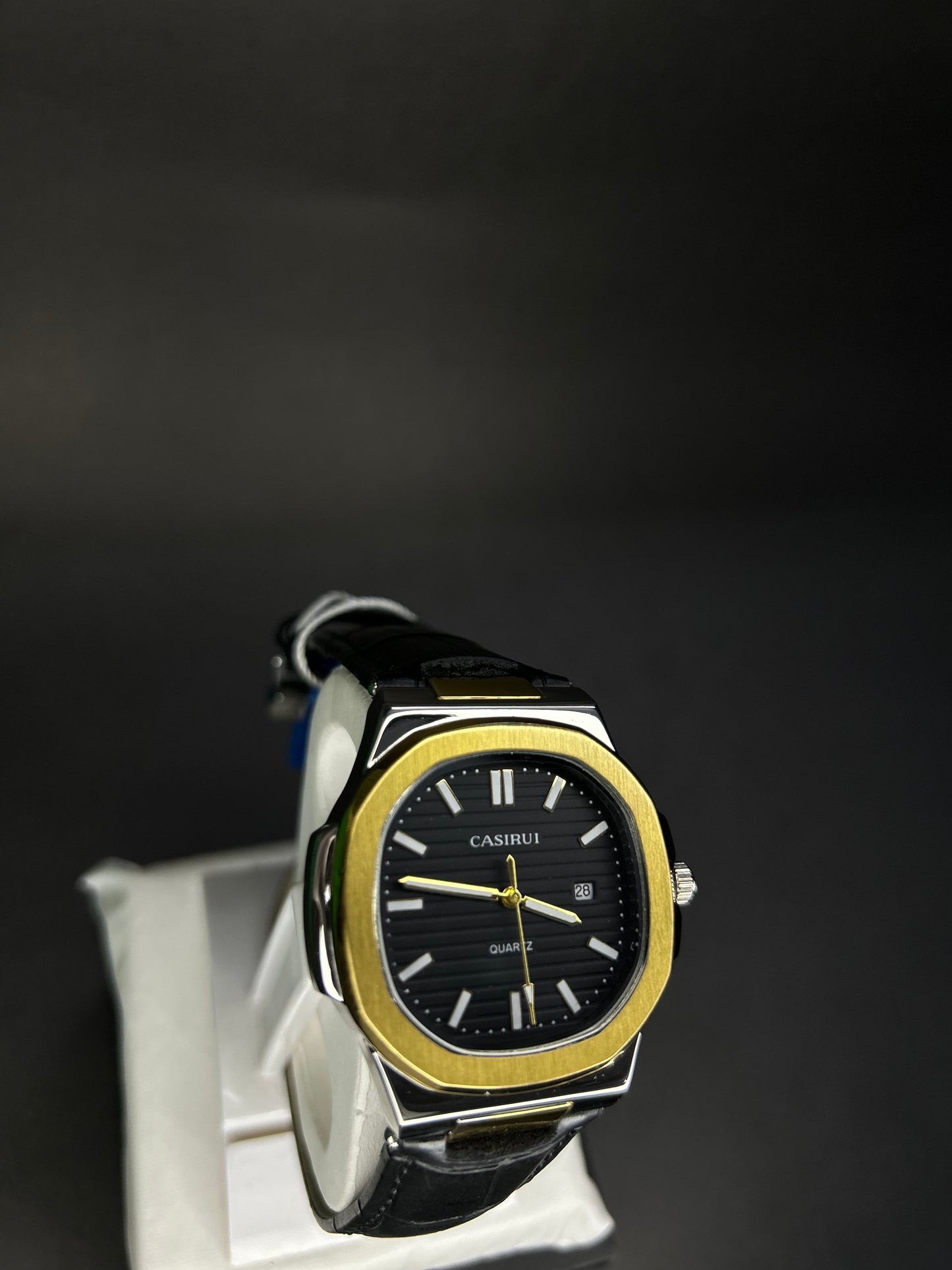 Quartz Casirui with black dial and textured straps with date