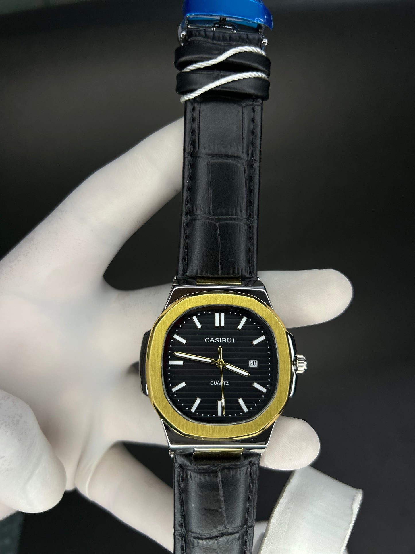 Quartz Casirui with black dial and textured straps with date